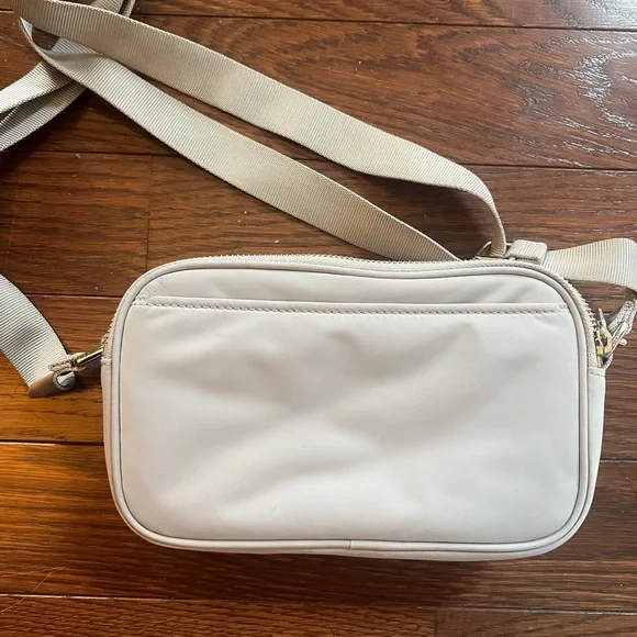 lululemon athletica gray silver crossbody shoulder bag with dual pockets - Picture 4 of 7